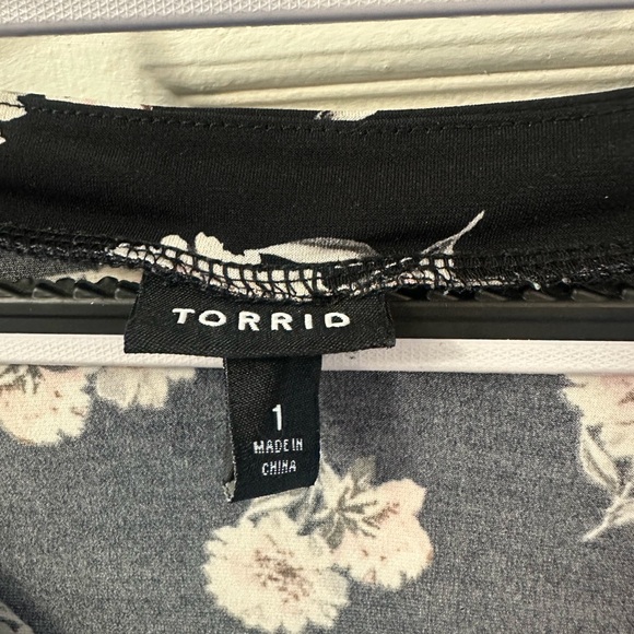 Torrid floral dress with flutter sleeves - Picture 3 of 4